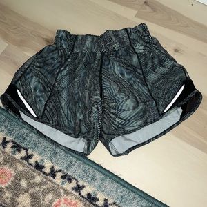 SIZE 0 FOUR INCH LULULEMON HOTTY HOTS